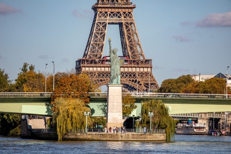 Vista da Estátua da Liberdade em Paris e da Torre Eiffel ao fundo